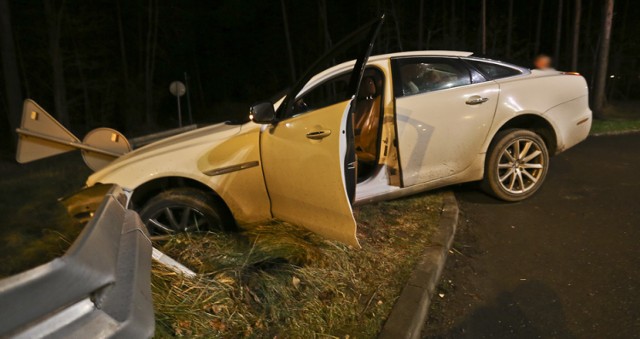 Auto skutecznie utknęło poza drogą. Kierowca był trzeźwy.