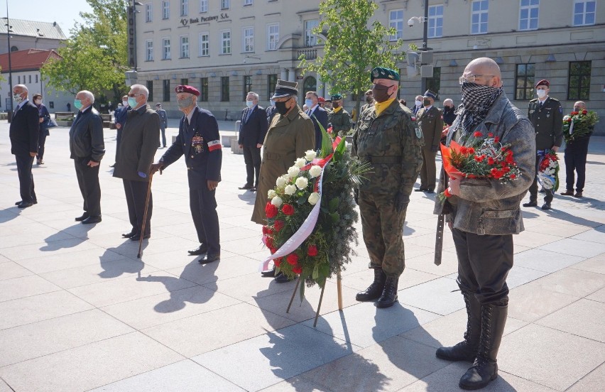 Obchody rocznicy zakończenia II wojny światowej na placu Litewskim. Zobacz zdjęcia