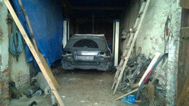 Paser został zatrzymany przez policjantów Wydziału Kryminalnego Komendy Miejskiej Policji w Jeleniej Górze, kiedy demontował Audi Q7 warte 90 tys. zł.