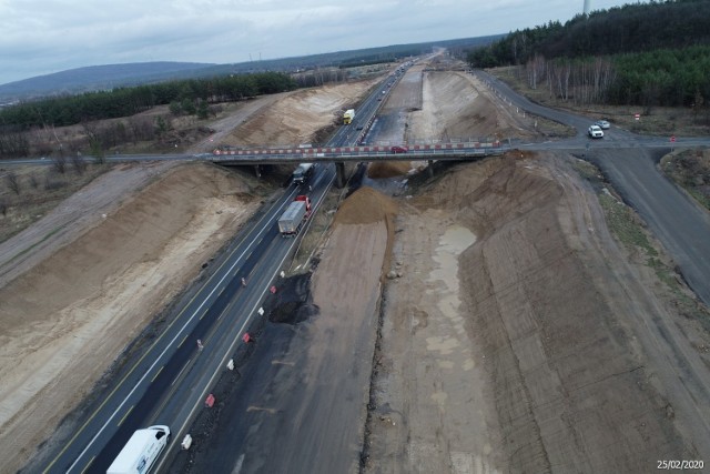 W weekend wyburzane będą dwa wiadukty na odcinku Kamieńsk - Radomsko budowanej autostrady A1. Droga krajowa nr 1 będzie zamknięta (od godz. 21 w piątek 6 marca do godz. 6 w poniedziałek 9 marca)

