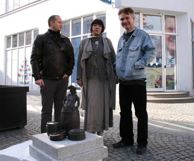 Od lewej - Artur Wochniak, Małgorzata Bukowicz, Robert Tomak. Na pierwszym planie bachusik Beczkus, który wyszedł spod ręki Małgorzaty Bukowicz.