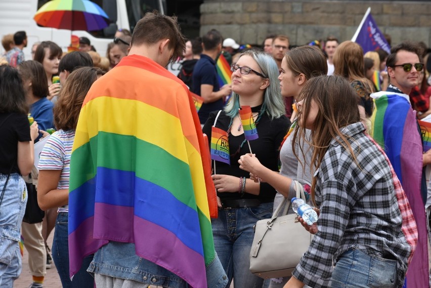 Katowice: Marsz Równości 2019 - było kolorowo i bezpiecznie [ZDJĘCIA]. Tysiące osób przeszło ulicami miasta w tęczowym pochodzie