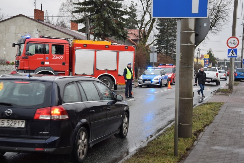 Groźny wypadek na ul. Skłodowskiej w Skierniewicach. Samochód wbił się w dom [ZDJĘCIA]