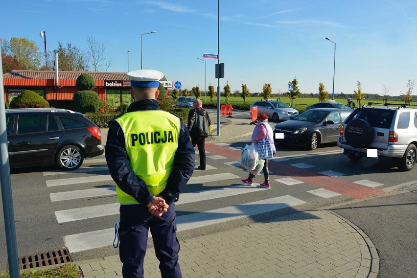 Przed nami Wszystkich Świętych. Pamiętajmy o zmianach w organizacji ruchu drogowego w okolicach cmentarzy