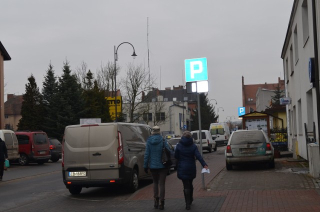 Na ul.  Pocztowej  są miejsca parkingowe  wzdłuż całej ulicy i praktycznie cały czas zajęte. Po godz. 9 rano nie ma wolnych.