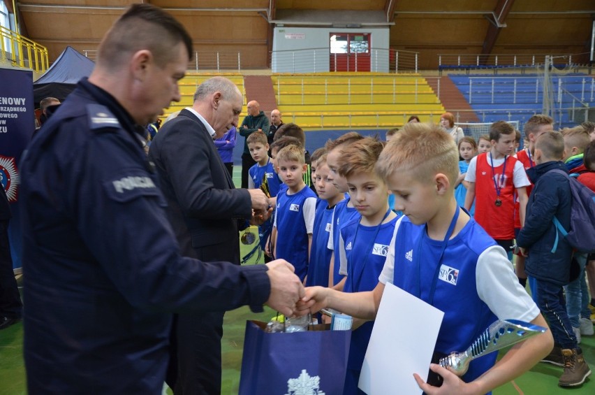 Osiem uczniowskich drużyn wzięło udział w I Otwartych Mistrzostwach Powiatu Zgierskiego w Halowej Piłce Nożnej
