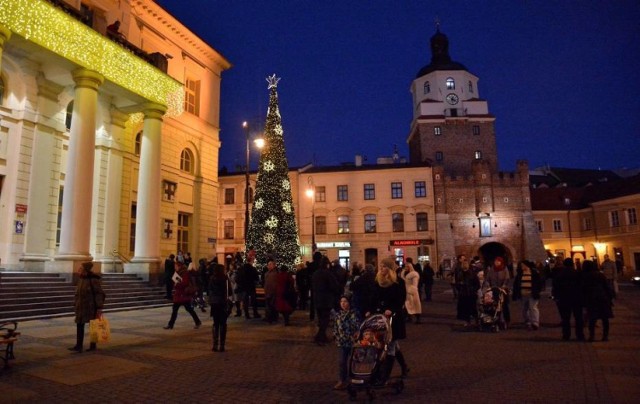 Miejska choinka przy lubelskim ratuszu już się świeci

