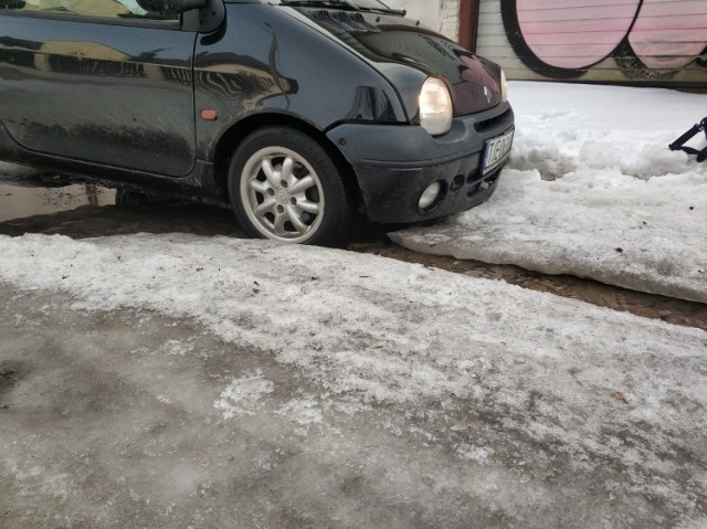 Na ulicy Mlecznej wciąż leży śnieg, a mieszkańcy uszkadzają samochody.