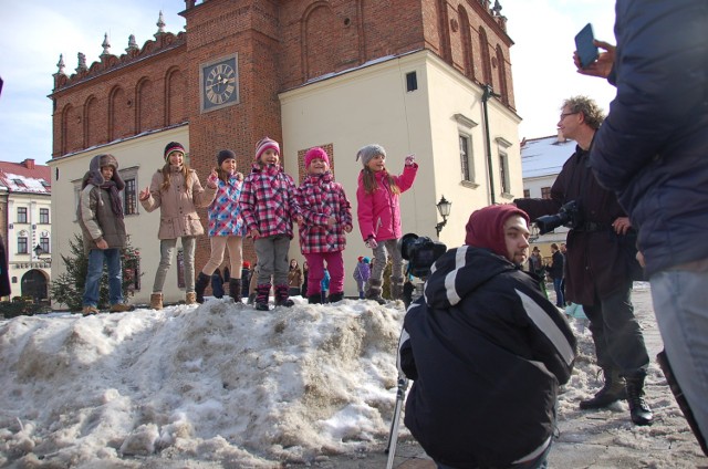 Nagrań uśmiechniętych, tańczących w rytm przeboju tarnowian dokonano w miniona sobotę, m.in. na Rynku, przy tarnowskim tramwaju, w Parku Strzeleckim i na ulicy Wałowej. Przyłączyć mógł się każdy. Z zaproszenia skorzystało kilkadziesiąt osób. Najmłodsi mieli kilka, a najstarsi około 70 lat.  

Podobne teledyski powstały już m.in. w Krakowie, Łodzi, Warszawie, Poznaniu i Trójmieście.