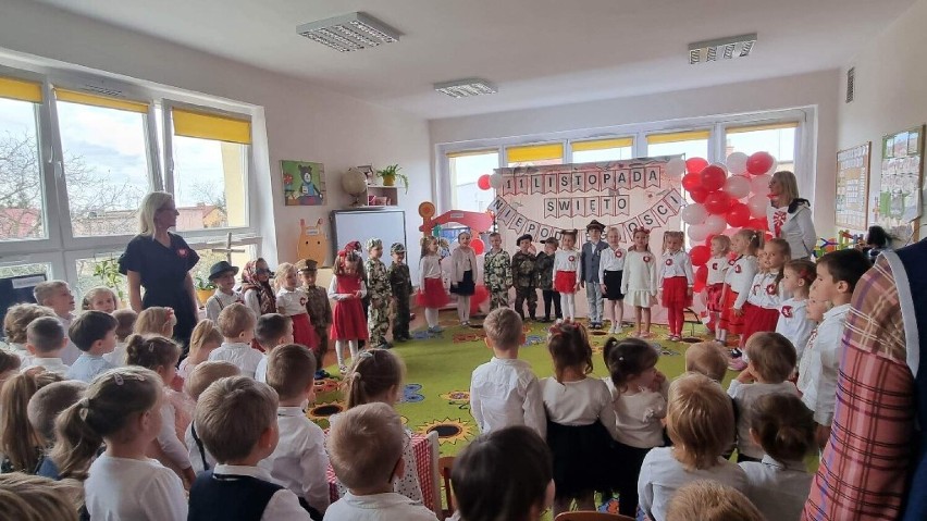 Biało-czerwono w Przedszkolu Miejskim nr 7 im. Misia Uszatka w Lesznie. Uczczono Narodowe Święto Niepodległości ZDJĘCIA