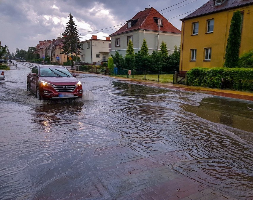 Potężna ulewa z gradobiciem przeszła nad Kwidzynem. Strażacy mają pełne ręce roboty [ZDJĘCIA]