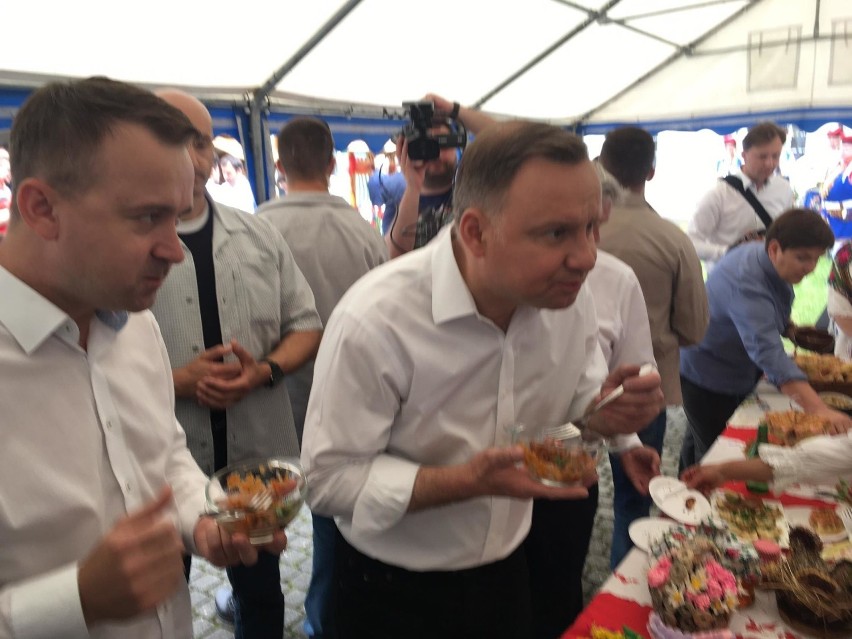 Andrzej Duda nawigowany przez posła Michała Cieślaka oraz...