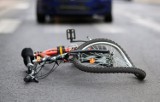 Wypadek na ulicy Piramowicza w Radomsku. Pijany rowerzysta wjechał w mitsubishi