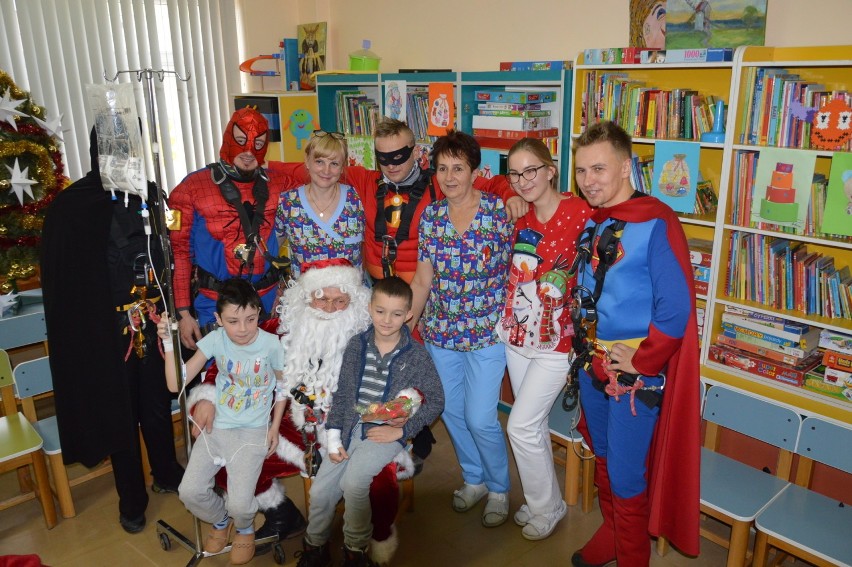 Święty Mikołaj, Batman, Superman, Spiderman i Bob Parr zjechali na linie wprost na oddział pediatryczny w USK w Opolu