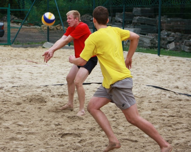 Mistrzostwa Radzionkowa w siatkówce plażowej odbędą się na boiskach na Księżej Górze. Tak zawodnicy grali w 2011 roku