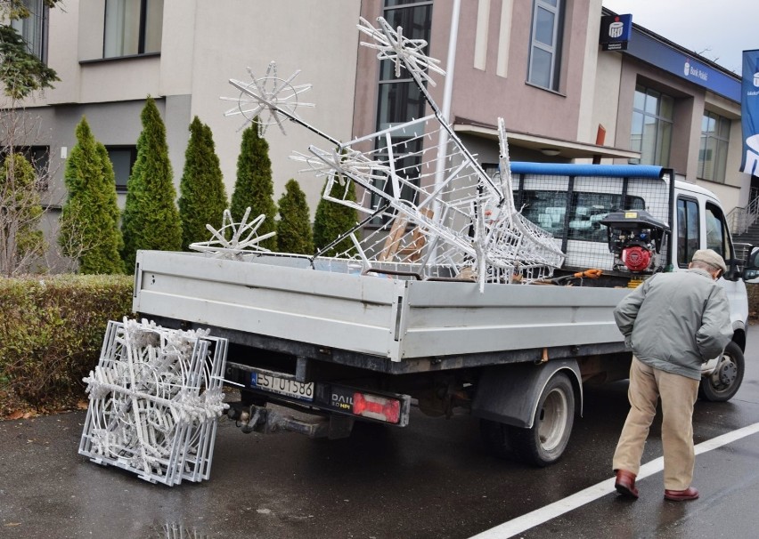 Świąteczne ozdoby już pojawiły się w Sieradzu. Instalacja ruszyła dzisiaj (zdjęcia)