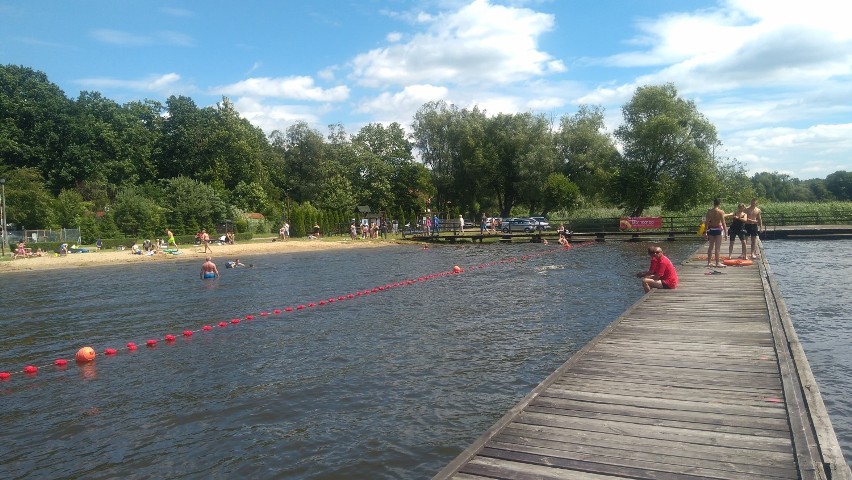 Plaża w Skępem oblegana. Ratownicy WOPR mają co robić. Zdjęcia z jedynego kąpieliska w powiecie lipnowskim