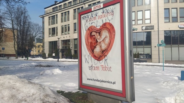 "******** Wolny wybór" - taki napis pojawił się na plakacie antyaborcyjnym w Białymstoku