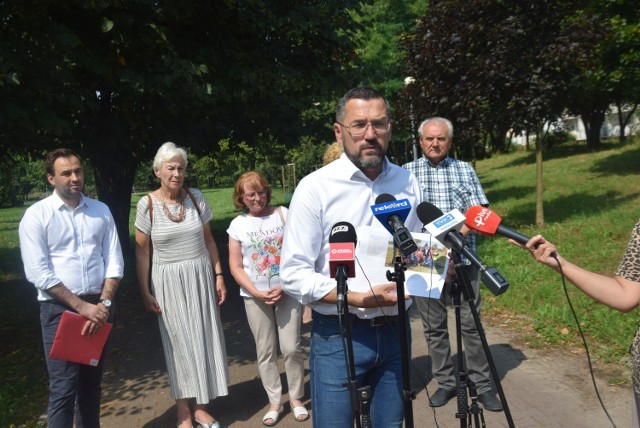 Radny Łukasz Podlewski i grupa radnych PiS zarzucają prezydentowi Radomia zaniechanie planów rewitalizacji radomskich parków.