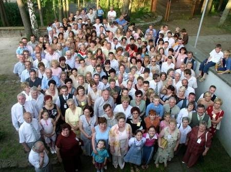 W Garczynie odbył się już trzeci z kolei zjazd rodziny Wenckich. Pojawiło się na nim ponad 240 przedstawicieli różnych pokoleń tej rodziny. Wszyscy są zgodni, że zapoczątkowaną w 1994 roku tradycję należy kontynuować także w latach następnych.
Fot. Marcin