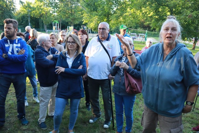 Miało być miłosierdzie, jest wojna. Mieszkańcy Łodzi nie chcą obok siebie domków dla bezdomnych i uchodźców fundowanych przez arcybiskupa Grzegorza Rysia i papieża Franciszka.

DALEJ PRZY KOLEJNYM SLAJDZIE>>>
.