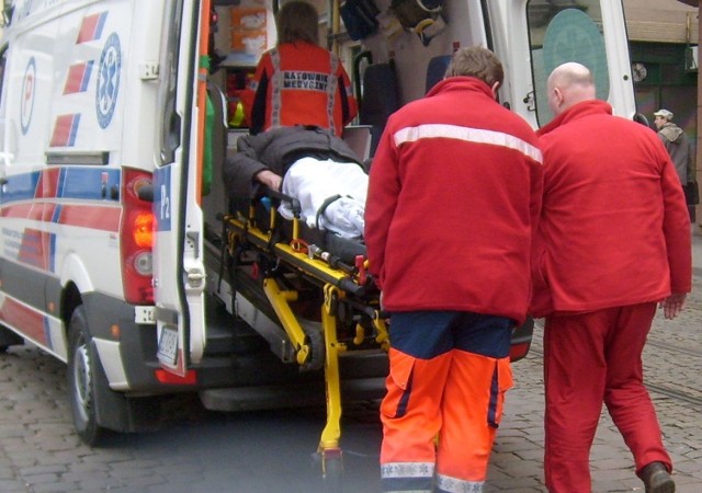 Uderzoną kobietę przewieziono do szpitala. (Zdjęcie przykładowe)