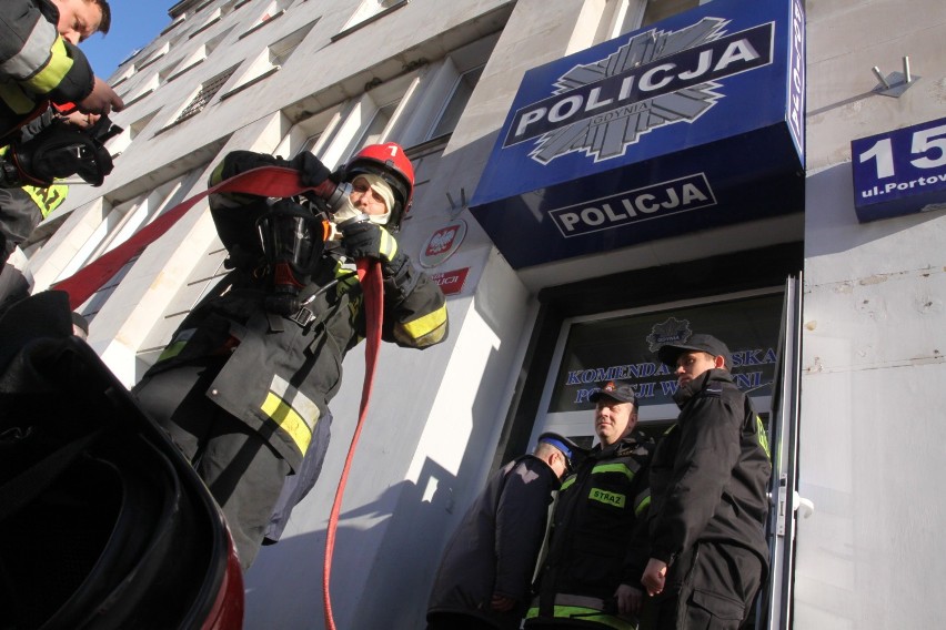 Gdynia. Flesz z przeszłości. 21.11.2008. Strażacy ratowali policjantów. Ewakuowali komendę miejską. Na szczęście to były tylko ćwiczenia