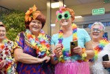 Bajeczny bal seniora w Maniowie 2024. Seniorzy z gminy Jerzmanowa bawili się w hawajskim klimacie. Dużo zdjęć!