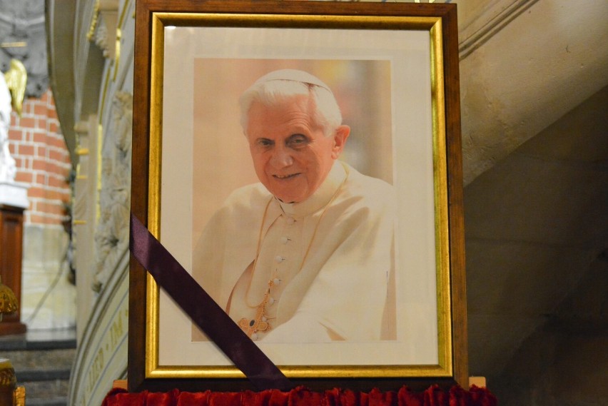 Zmarły Papież Benedykt XVI