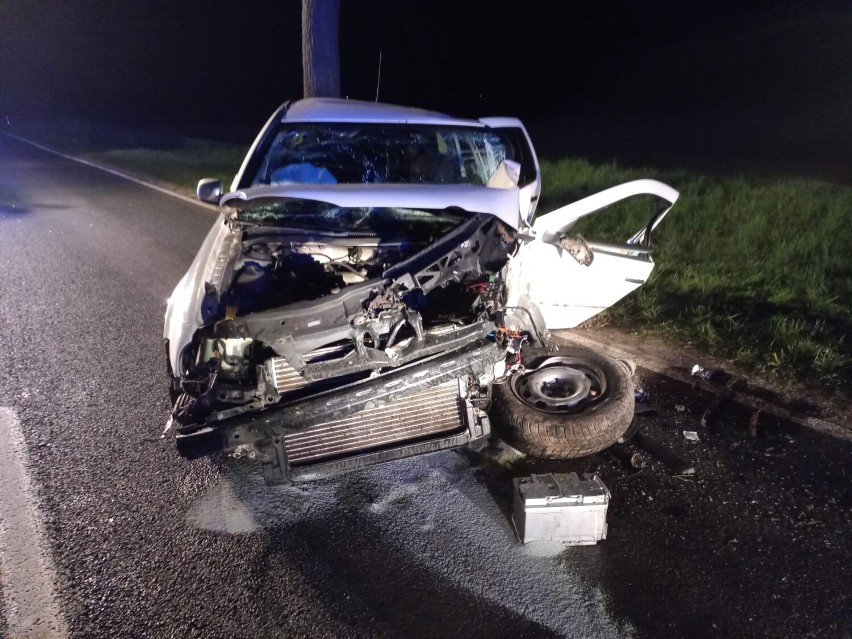 Wypadek na drodze z Tarnowa Pałuckiego do Łekna. Samochód uderzył w drzewo 