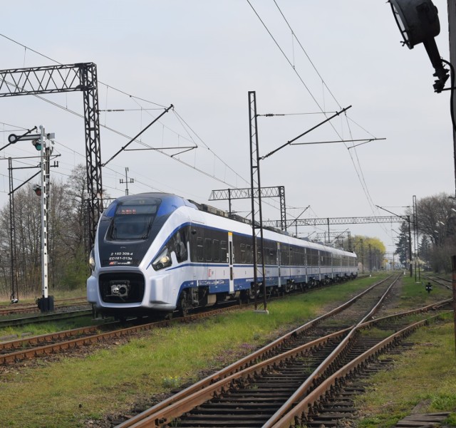 Pociąg dalekobieżny intercity na stacji w Zdunach