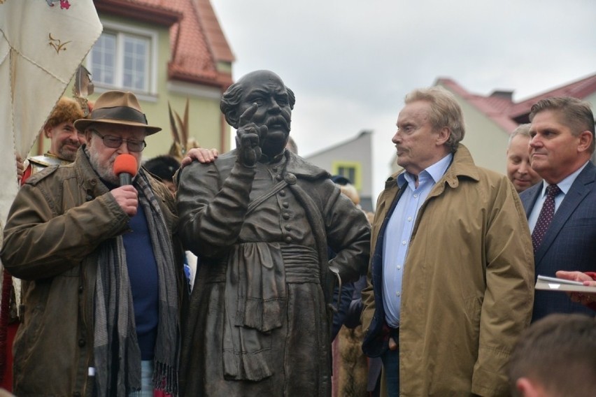 Pomnik odsłaniali miedzy innymi, od lewej: Jan Nowicki,...