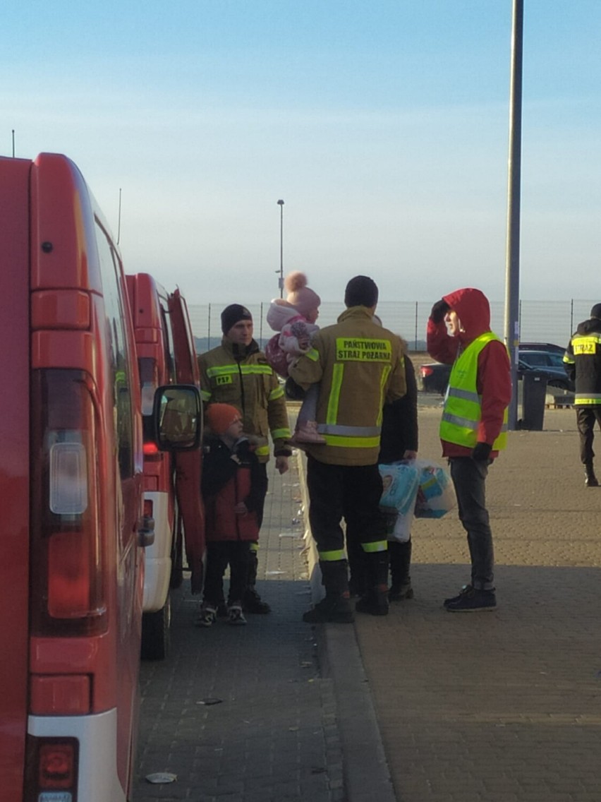 Strażacy z Krasnegostawu pomagają uchodźcom na granicy