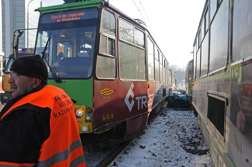 Auto zostało zakleszczone pomiędzy dwoma tramwajami [ZDJĘCIA, WIDEO]