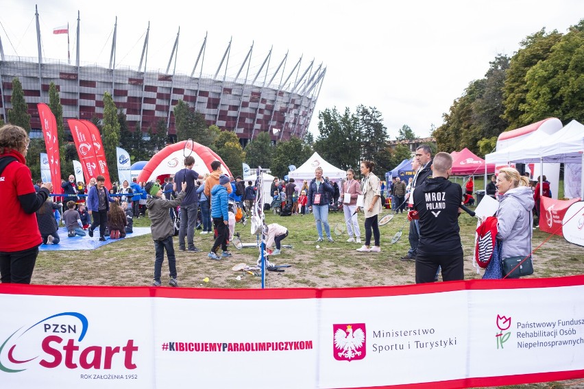 Piknik rodzinno-sportowy na błoniach PGE Narodowego. Tak mieszkańcy Warszawy świętują Narodowy Dzień Sportu