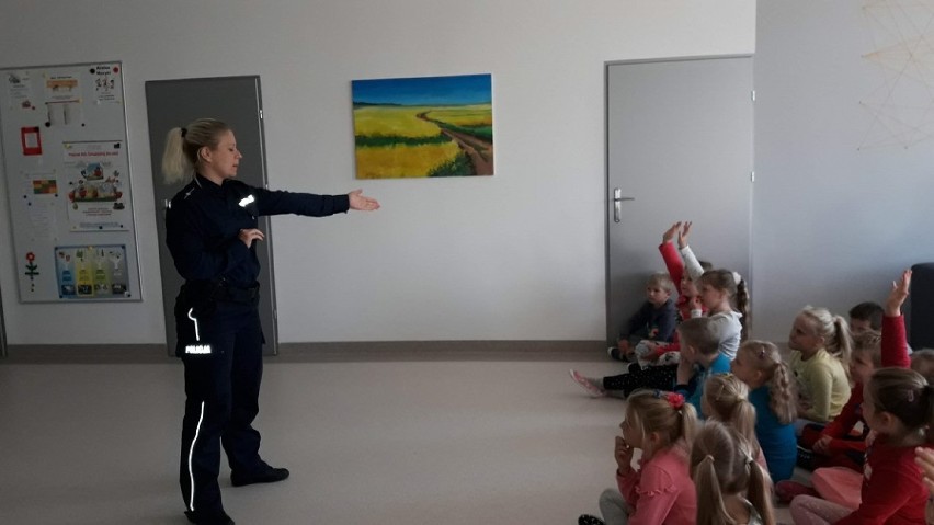 Powiat nowodworski. Spotkanie policjantów z dziećmi w Lubieszewie