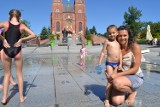 Dzieci radzą sobie z upałem. Bawią się w fontannie przy Bazylice [ZDJĘCIA]