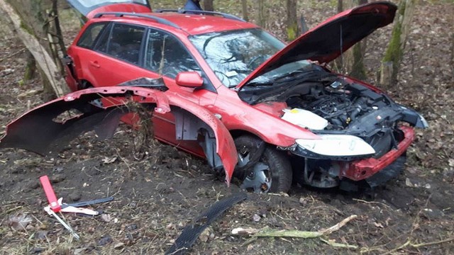 Do wypadku doszło w czwartek około godz. 16.15 na drodze wojewódzkiej 159 ze Skwierzyny do Drezdenka. Na zakręcie osobowa mazda zjechała na pobocze i uderzyła w rosnące tam drzewa.