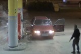 Niecodzienna kradzież paliwa na stacji paliw w Bąkowie w gminie Kolbudy. Zniszczyli samochód i dystrybutor. Poszukuje ich policja [FILM] 