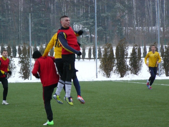 Piłkarze Mechanika Radomsko (czerwone stroje) na boisku wcale nie ustępowali graczom FK Spartaks Jurmala