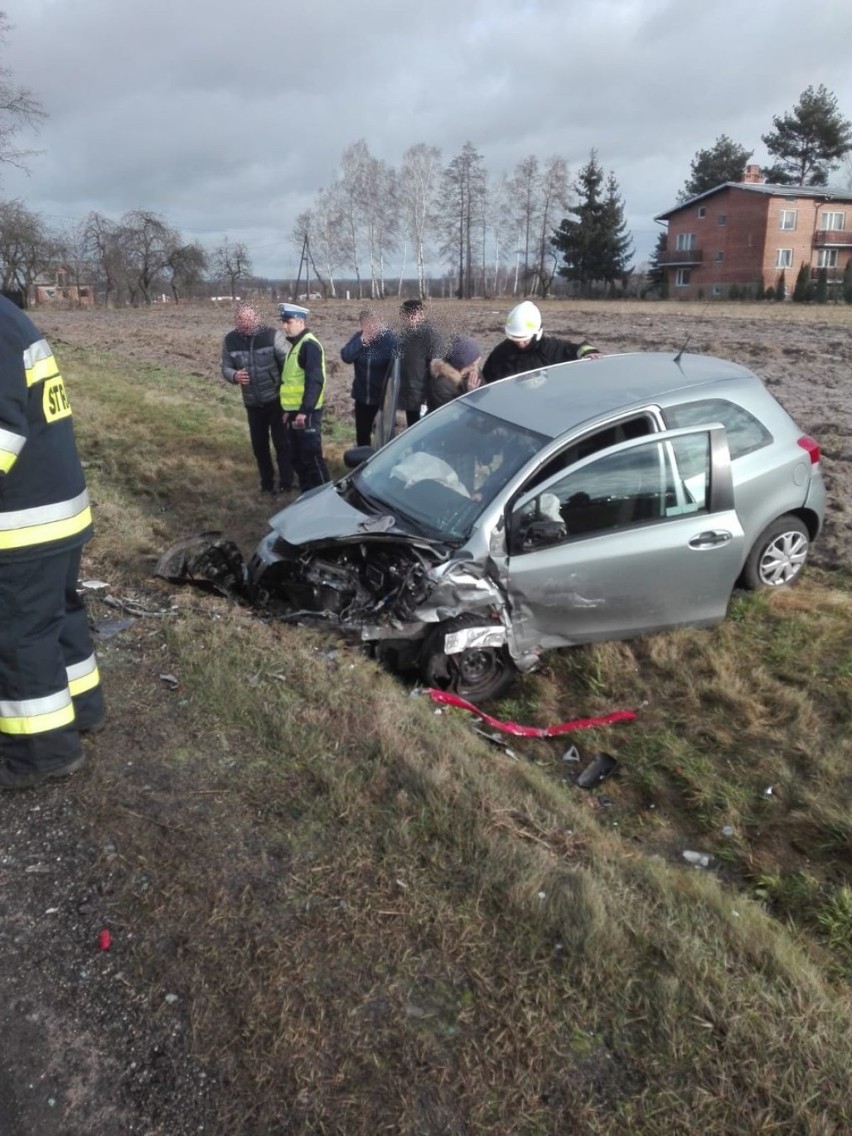 Sześć osób rannych w groźnym wypadku pod Drużbicami [ZDJĘCIA]