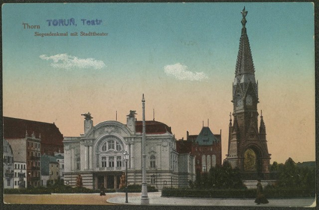 Toruński teatr ostatecznie został zbudowany według projektu wiedeńskich architektów Ferdinanda Fellnera i Hermanna Helmera. Budynek został oddany do użytku jesienią 1904 roku