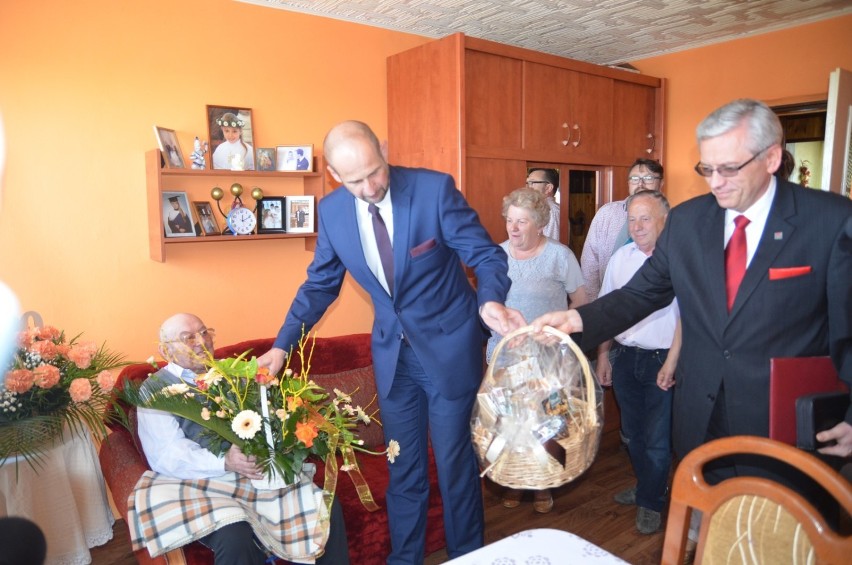100-letni bagaż doświadczeń ma Feliks Zalaszewski. Z życzeniami u jubilata był prezydent Gniezna