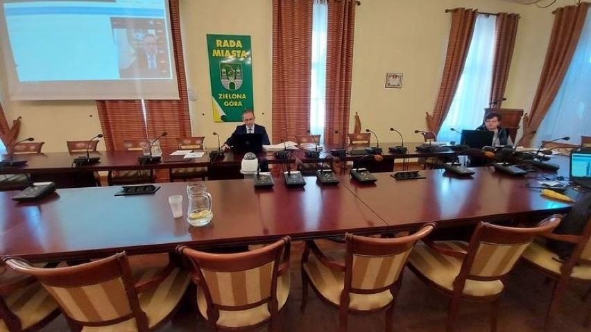 Zdjęcia ze zdalnej sesji rady miasta, która odbyła się w...