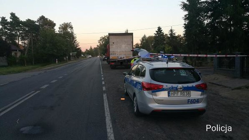 Śmiertelne potrącenie rowerzystki w gminie Sieradz. Ofiarą 61-latka. Do zdarzenia doszło w Charłupi Małej