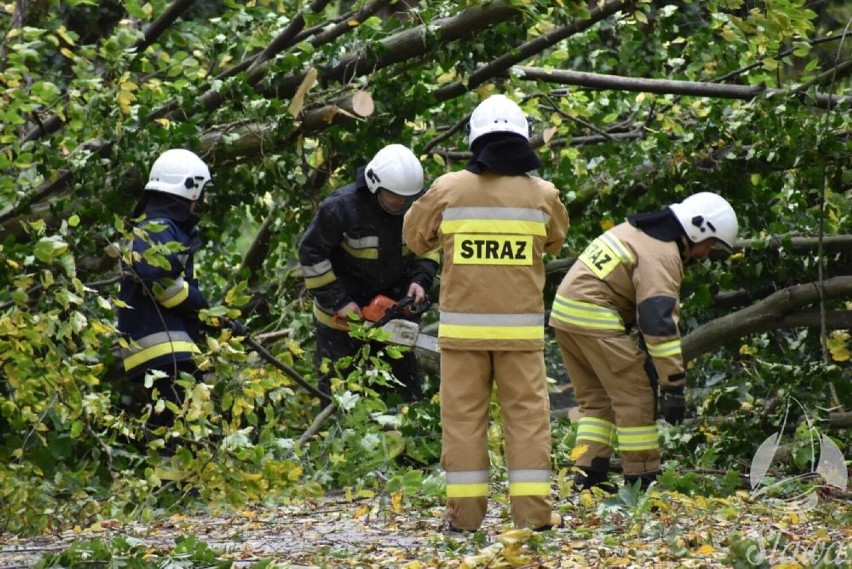 Skutki wichur w Sławie. Strażacy walczą od kilku godzin