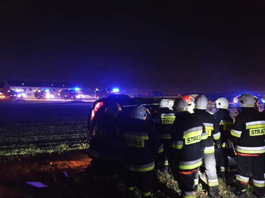 Wypadek pod Wrocławiem. Auto dachowało, jedna osoba ranna [ZDJĘCIA]