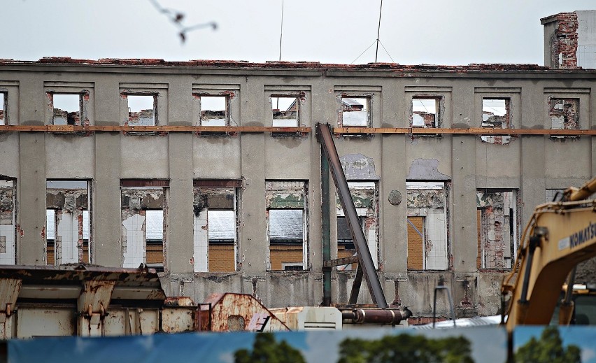 Wyburzanie dawnych budynków Polmosu przy ulicy Fabrycznej