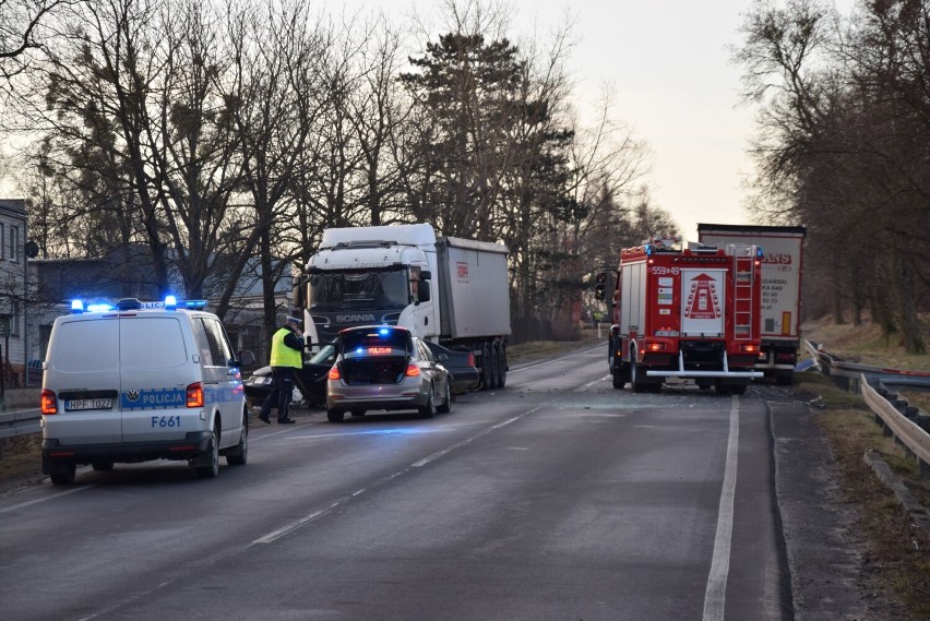 Wypadek w Pątnowie z udziałem dwóch ciężarówek i osobówki. 55-latek trafił do szpitala ZDJĘCIA