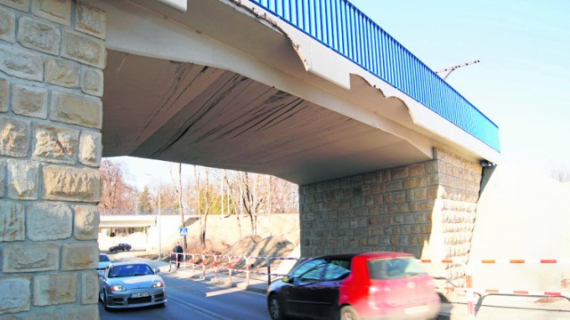 Nowa droga połączy Tuchowską z al. Tarnowskich. Na razie kierowcy muszą jeździć wąskim gardłem pod wiaduktem, który ma ledwie 3,3  m prześwitu
